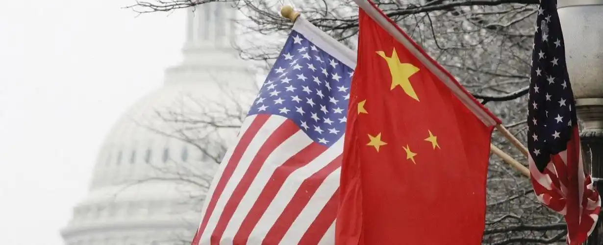 资料图:图为美国华盛顿特区飘扬的中美两国国旗.