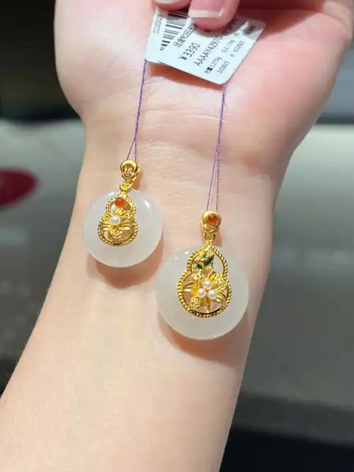 足金金镶和田玉吊坠精致优雅