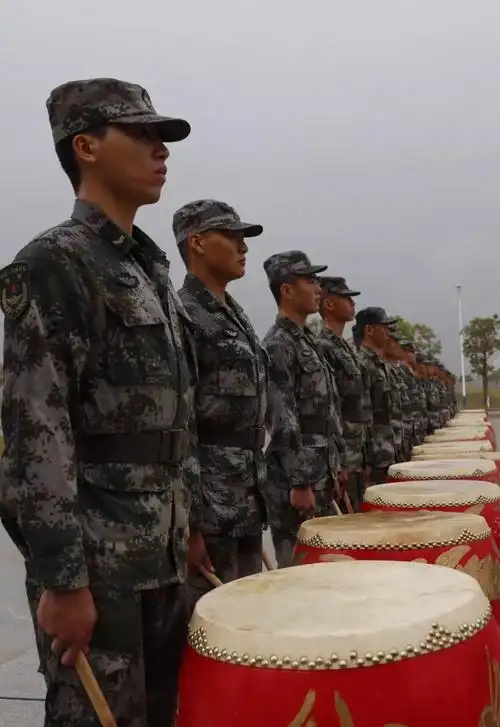 整齐列队,精神振奋,士气高昂,他们将在该旅进行为期一个月的强化训练