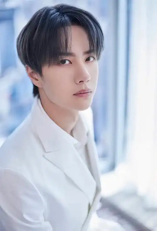 王一博穿白西装好帅!贵公子即视感!#王一博#!