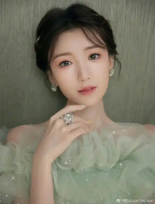 毛晓彤公主盘发#绿色纱裙娇俏可爱,公主盘发大气端庄,犹如在逃公主!