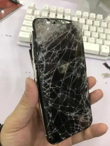 这可能是有史以来摔得最惨的iphone x了!