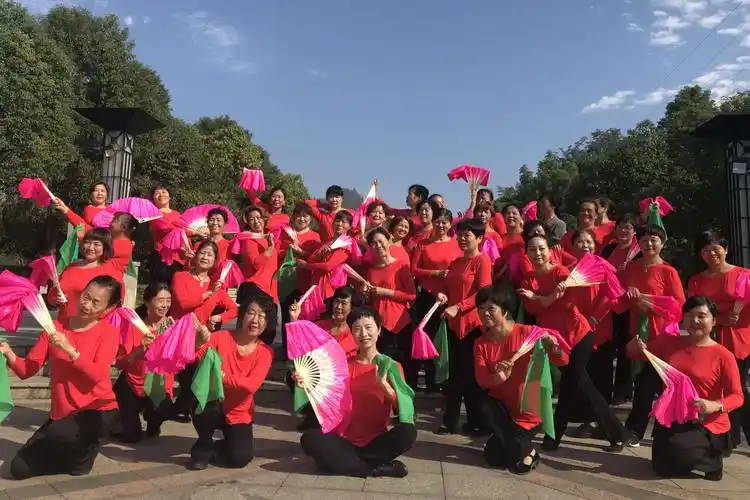 修水县老年大学广场舞四班《荣碧凤》老师带领全班学员利用课余时间在