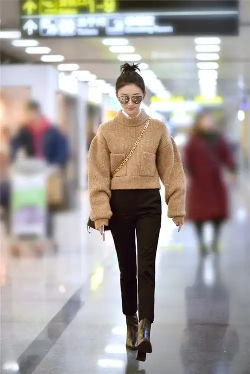 景甜丸子头现身机场网友大甜甜又瘦啦