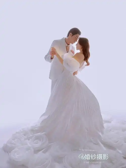 纯白高级光影婚纱照时尚大气精致