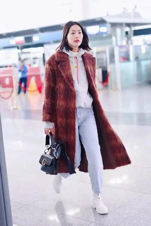 刘雯不愧是穿衣榜样穿大衣叠穿卫衣走机场气场全开