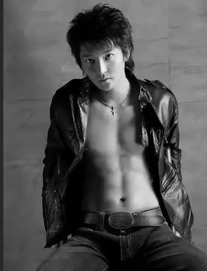 郭京飞被公开处刑对比,他年轻的时候脸上也没那么坑洼啊