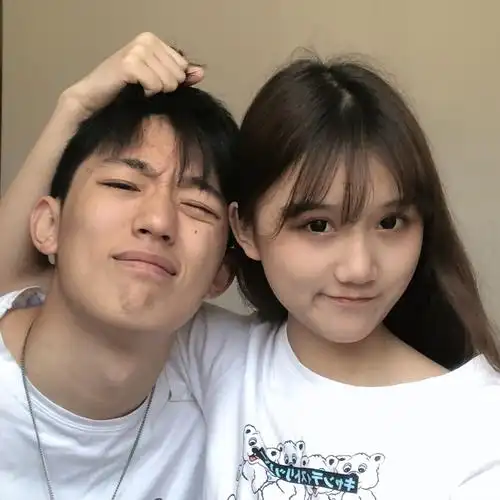 一组情侣大头照[大笑] 用的是轻颜的里面的质感 是风格喔 不是滤镜