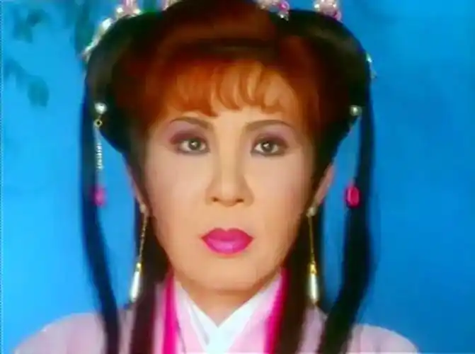 64岁"西门大妈"杨钧钧晒近照,皮肤紧致不显老,已不