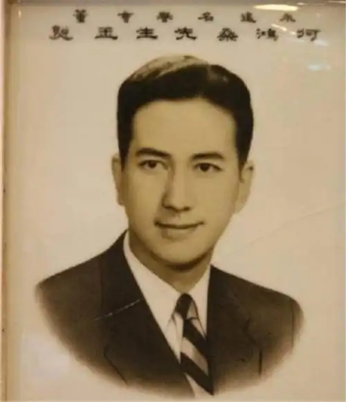 何鸿燊年轻照片赌王何鸿燊年轻时仪表堂堂