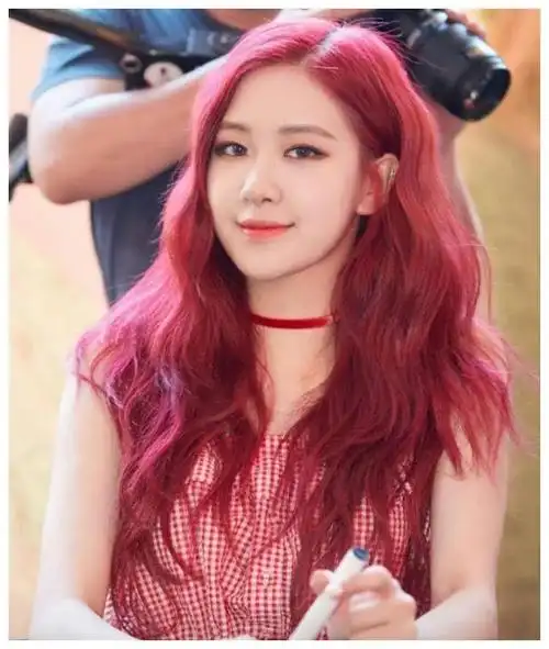 blackpink朴彩英(rosé)透露她对染头发的兴趣