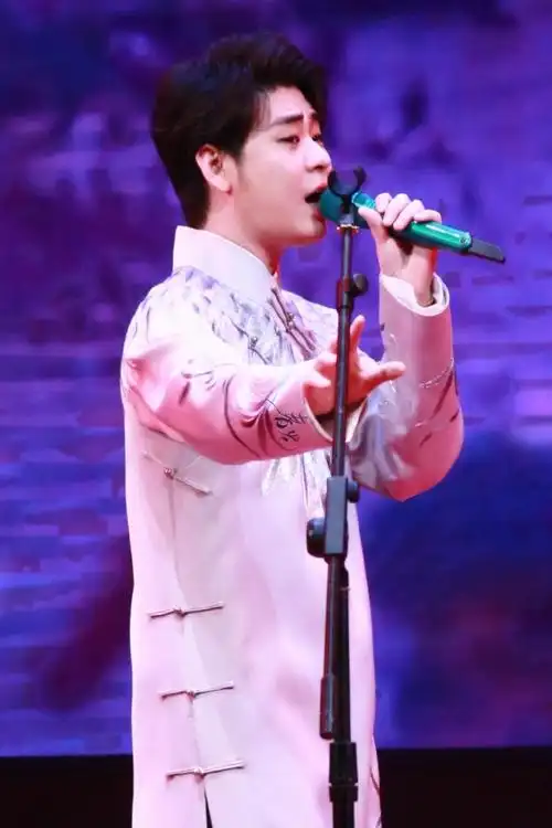 张云雷 弘扬传统文化#    曲艺有宝@小辫儿张云雷邢台·信都大戏院