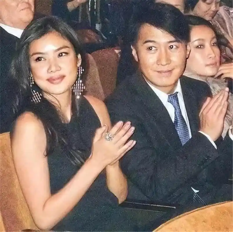 黎明罕见携娇妻露面,助理老婆长相一般但气质高雅,和他有夫妻相