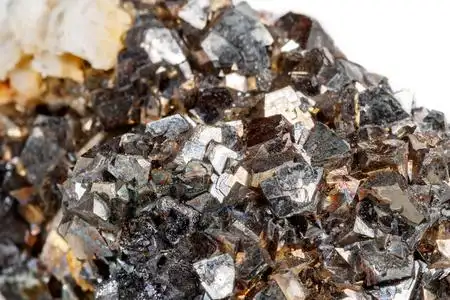 白色背景上的宏观矿物石砷黄铁矿照片