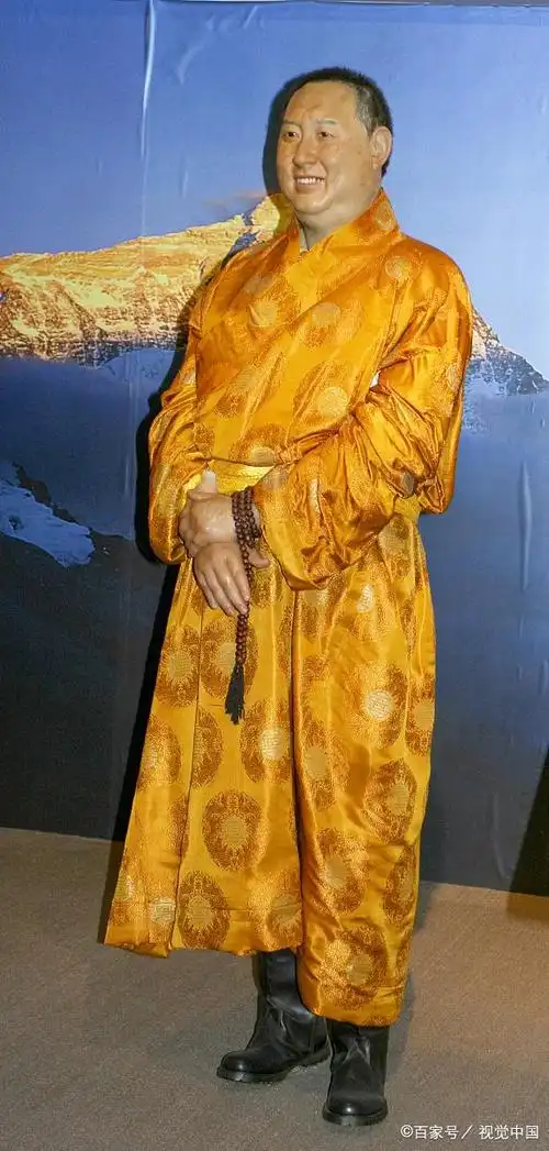 班禅活佛的确定是藏传佛教格鲁派传承中重要的仪式,其过程是由格鲁派