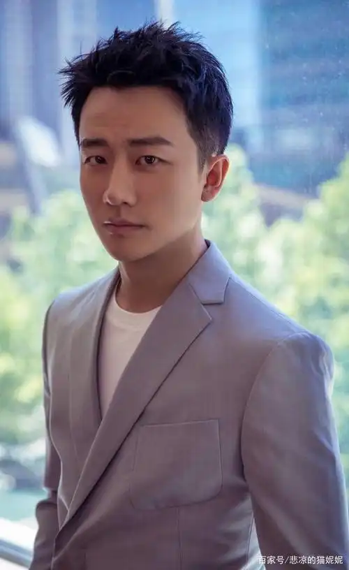 看到这样的黄轩,才知道原来单眼皮男生也可以很儒雅帅气!