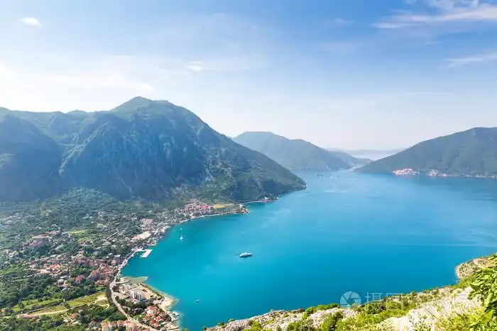 蓝色的大海和山