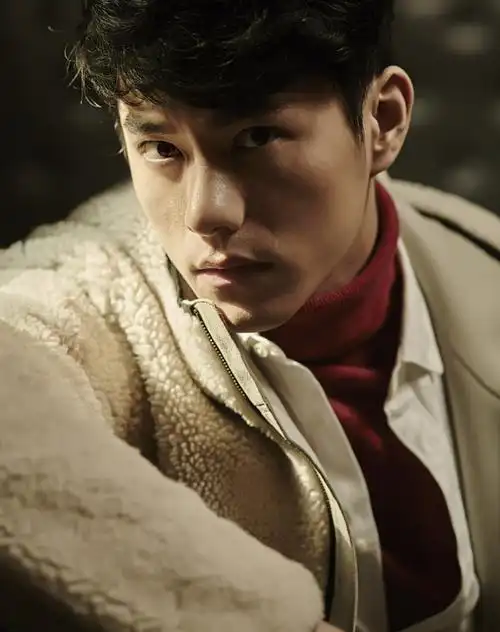 02 李程彬光影中目光凌厉.jpg