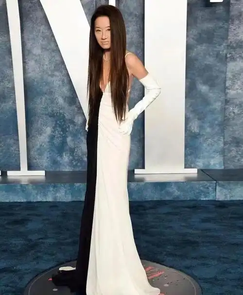 73岁王薇薇在奥斯卡派对上也太保守了!穿吊带长裙出场,被碾压