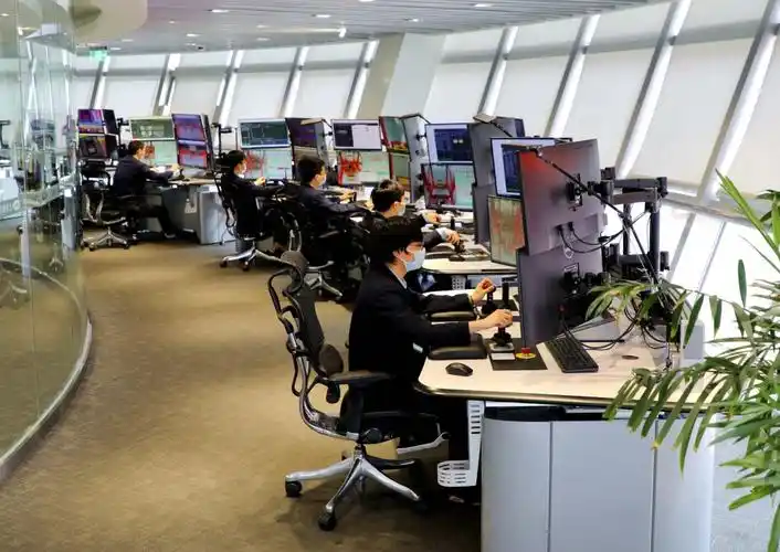 我在洋山港桥吊中控室见证每月1000多班次的货轮来来往往亲历这五年