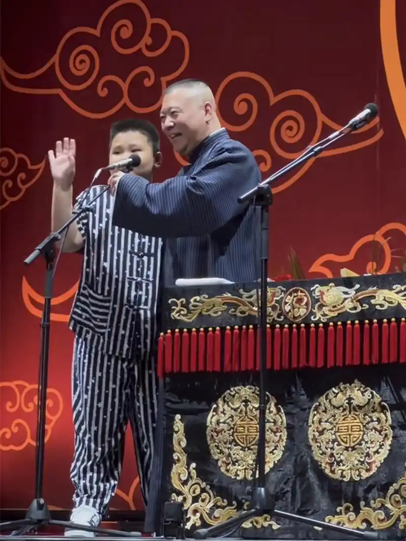 6月24日,德云社郭汾阳与父亲郭德纲同台的一幕,备受大家的关注.