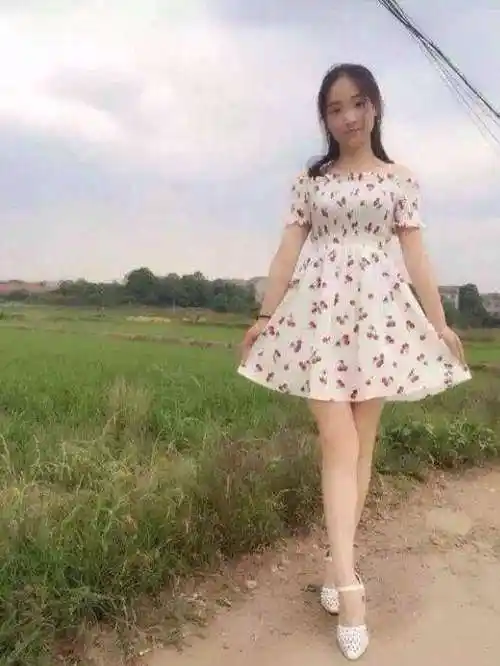 农村姑娘打扮最多也就是一个淡妆,穿衣服会选保守一点但是也不失时髦