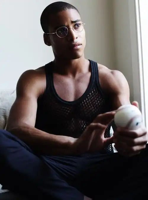 6  2  chest: 38 waist: 30 shoes: 13 us hair: black eyes