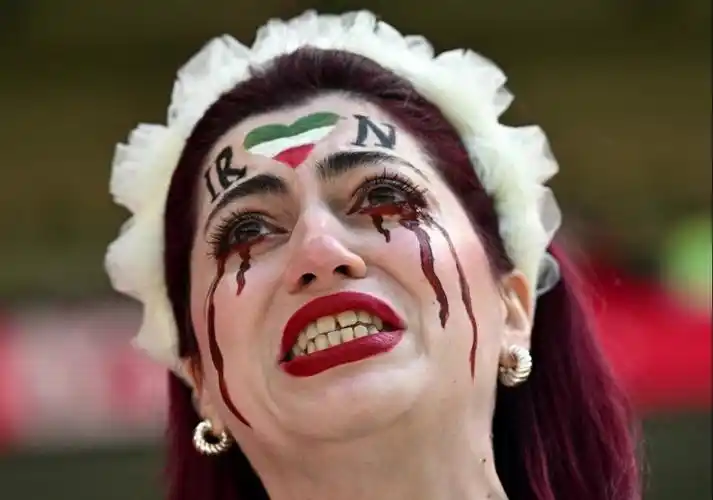 为悼念死去同胞!伊朗女球迷流下红色眼泪_凤凰网视频_凤凰网