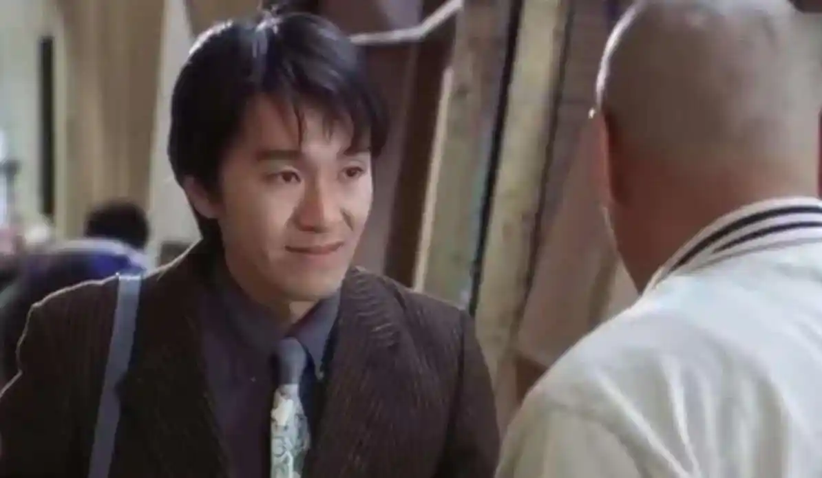 女子买到发霉面包店员当场吃下,笑着笑着就哭了,星爷的段子成真