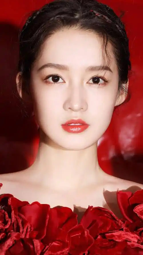 娱乐圈清纯女神李沁,美貌与才华并存的魅力瞬间!