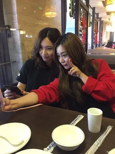 吃饭时我坐在他们斜对面两位美女在自己什么捕馋什么在后哈哈我鼓起