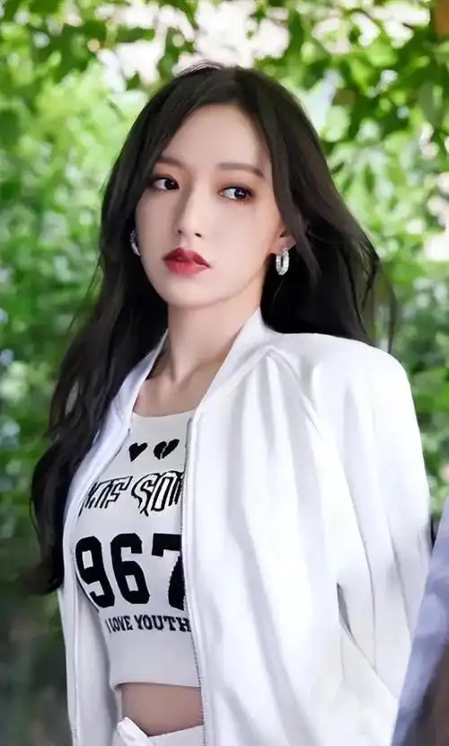 人间芭比程潇上围丰满傲人被称为奶潇碾压疯马秀lisa