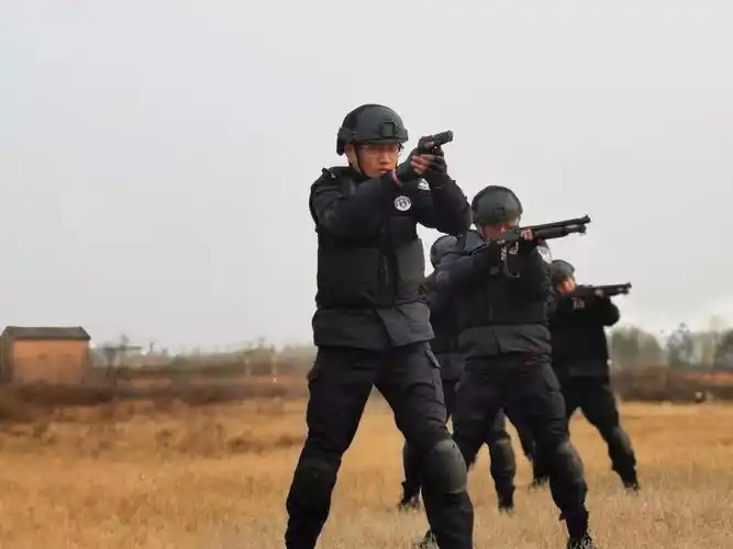 参加省厅特警枪械战术考核 写美篇  枪械战术是通过作战小组推进