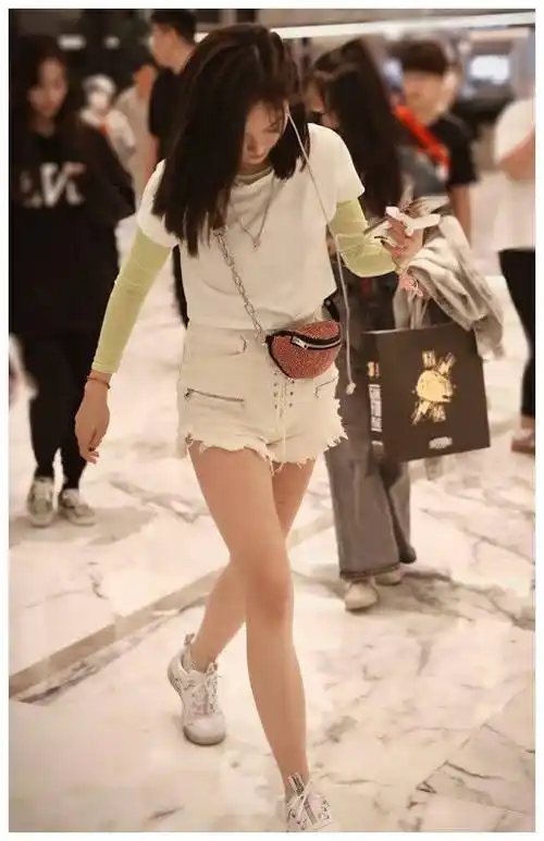 原创吴宣仪腿娱乐圈罕见穿热裤腰线跟侧面栏杆一样高长到开挂