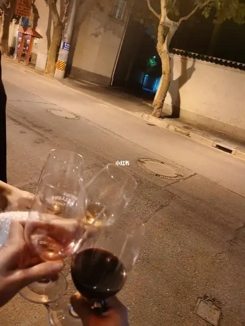 五月天的马路牙子喝酒