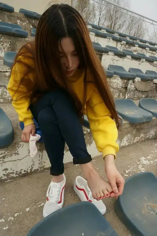 美丽小姐姐丽娜的修长脚_人像_颇可