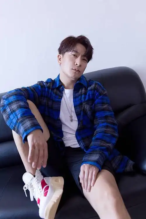 演员于毅时尚写真图片主演灵魂摆渡人气高