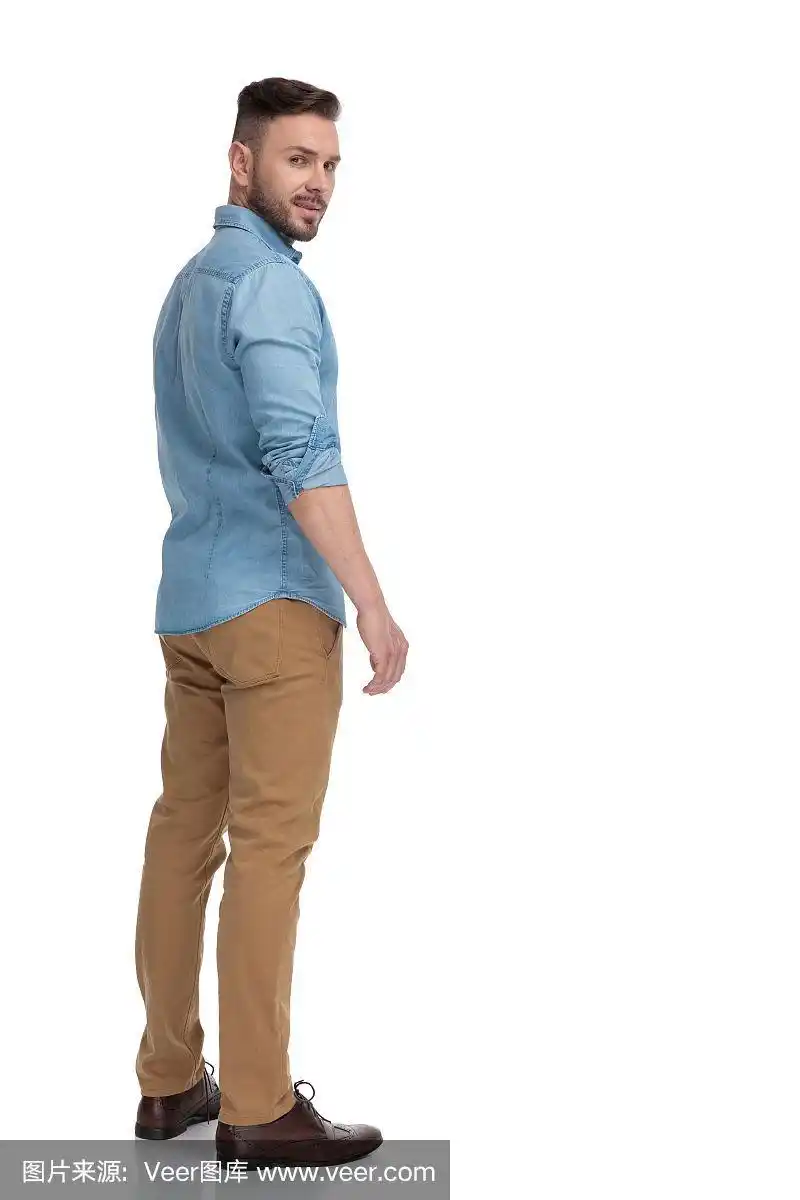 随意的男人站在身后,回头看肩膀很酷