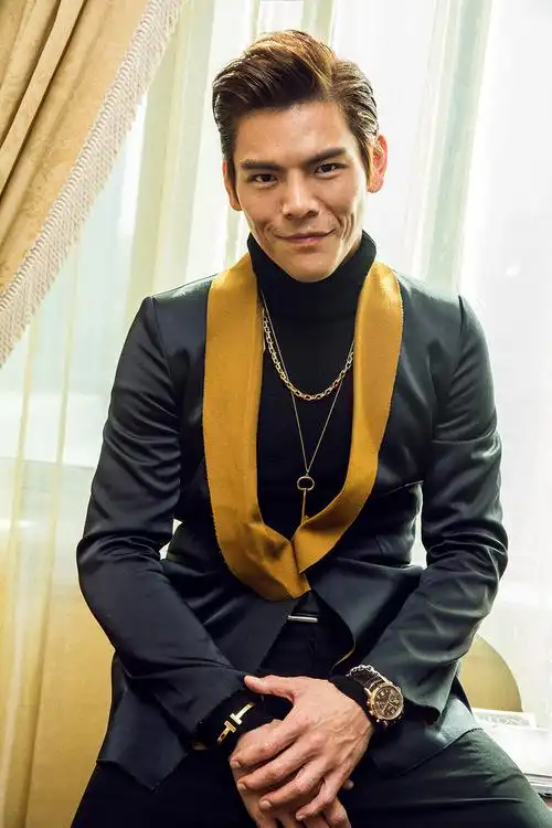 向佐帅气亮相芭莎慈善夜 为慈善贡献一己之力