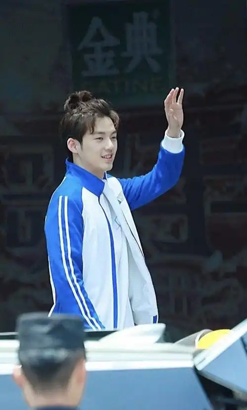 彭昱畅身穿《网球少年》蓝白校服帅气现身快本录制