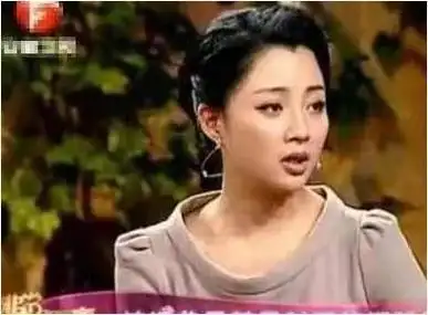 父母对殷桃的婚事非常着急,特别是母亲,经常拿一堆照片让她选择.