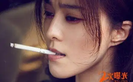 她抽烟的姿势,在手指的第二节与第三节轻轻夹着,只是在嘴唇停留一会