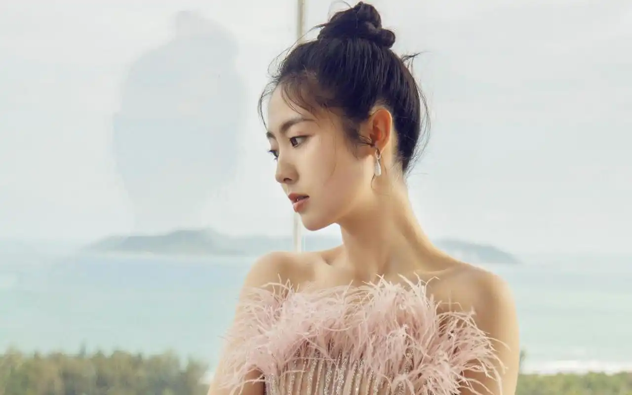 邢菲温婉灵动写真桌面壁纸