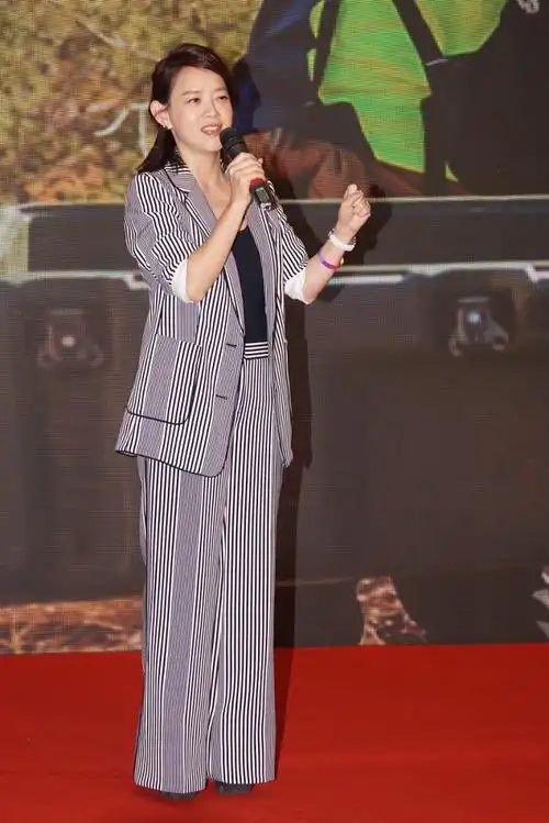 高跟鞋的搭配,双腿显得更加修长,一点都感觉不到曾宝仪身高只有158cm