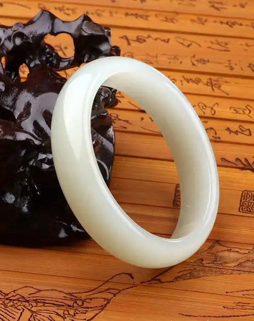 和田青白玉冰清玉洁手镯(国家权威认证)