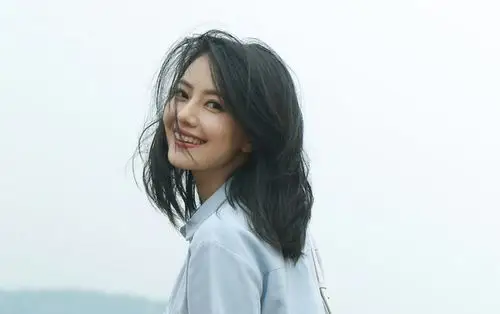 高圆圆海边随拍 ,长发飘逸,河北的妹子就是美!