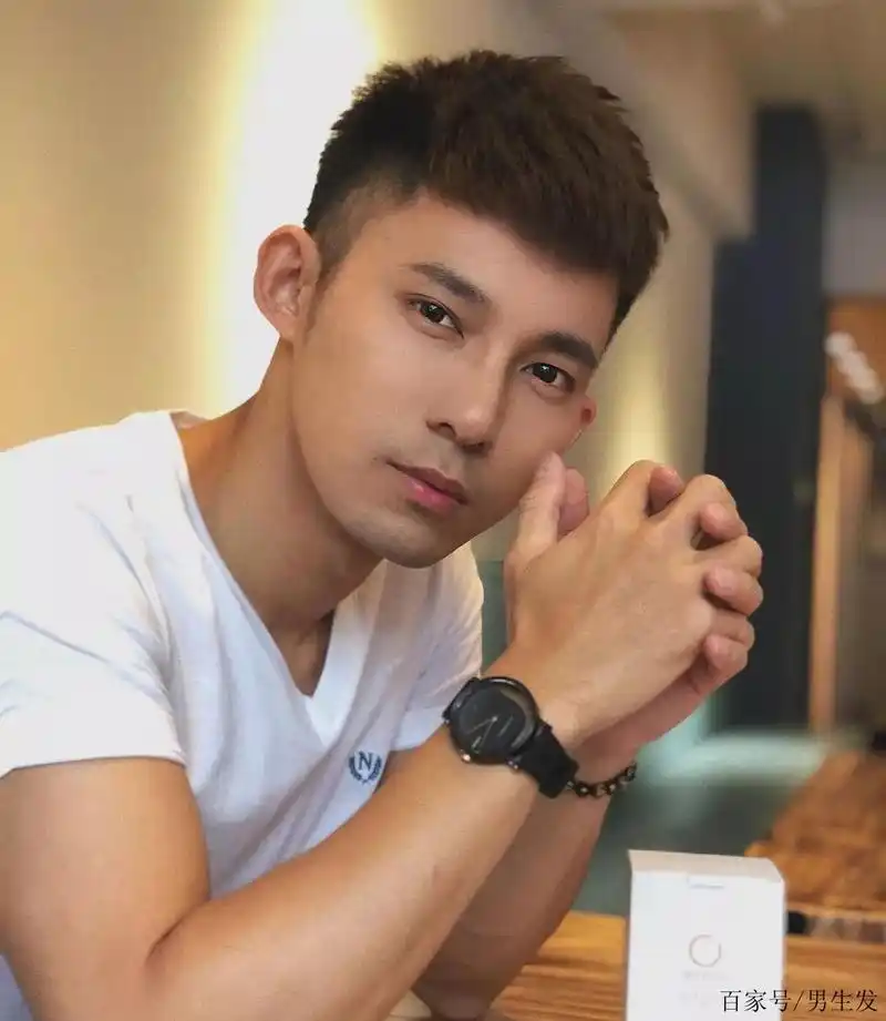 男生不弄"锡纸烫"发型也很帅!建议你剪这3款短发,清爽不毛糙