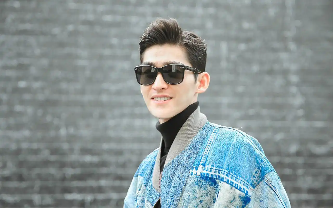 张翰时尚帅气街拍高清桌面壁纸