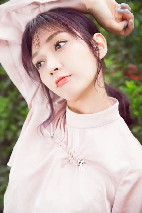 潘之琳纯色写真曝光萌辣系女神上线