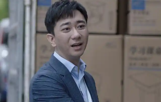 电视剧小舍得崔经理扮演者王自健西装剧照图片